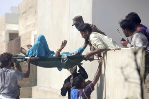 Pakistan, aereo passeggeri precipita tra le case: a bordo oltre 100 persone