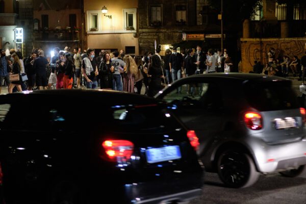 Strade affollate e locali pieni: è allarme movida. Sindaci e governatori pronti a richiudere