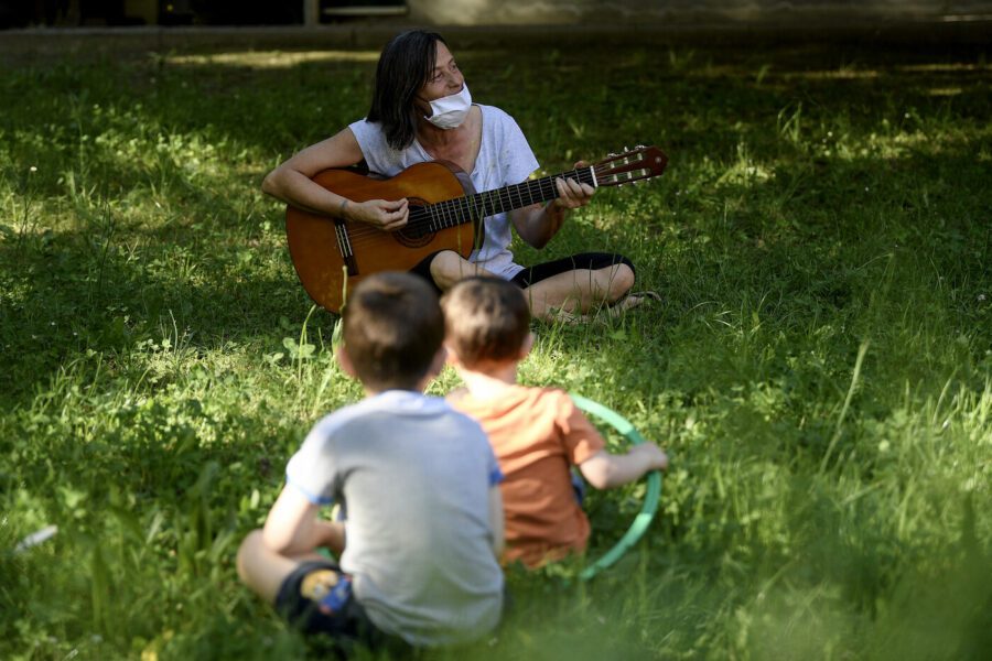 Record negativo di nascite in Italia, è il minimo storico dall’Unità: accelera la fuga degli italiani all’estero