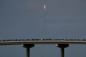 Crew Dragon arriva alla Stazione Spaziale: l’attracco della navicella di Elon Musk