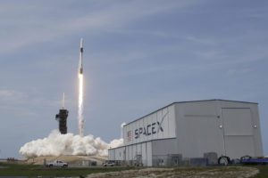 Crew Dragon arriva alla Stazione Spaziale: l’attracco della navicella di Elon Musk