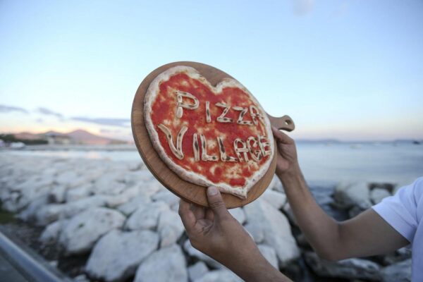 Foto LaPresse/Marco Cantile
Pomigliano D’Arco,  02/09/2016
Cronaca
Al via il Pizza Village a Napoli. Centinaia di pizzaioli sul lungomare di Napoli, con i loro forni, per tutta la prima settimana di settembre delizieranno i cittadini con le loro pizze.
Nella foto: Un pizzaiolo mostra la Pizza Village sul lungomare, con dietro il Vesuvio