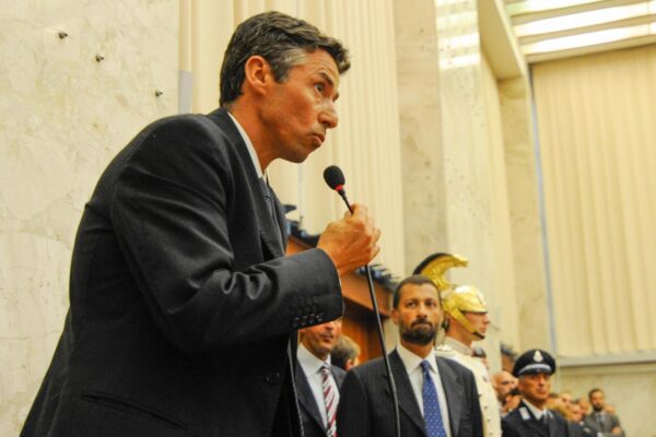 Foto LaPresse – Guglielmo Mangiapane
18/07/15 Palermo ITALIA
Cronaca
Cerimonia di commemorazione in ricordo del giudice Paolo Borsellino e della sua scorta al tribunale di Palermo. Alla vigilia dell’anniversario dell’attentato al giudice Borsellino, assassinato in Via D’Amelio il 19 luglio 1992, l’Associazione nazionale magistrati ha voluto organizzare una cerimonia di commemorazione alla presenza del Presidente della Repubblica e Ministro dell’Interno, Angelino Alfano.
Nella foto: Manfredi Borsellino, figlio di Paolo Borsellino


Photo LaPresse – Guglielmo Mangiapane
18/07/15 Palermo ITALIA
News
Commemorative event in remembrance of Prosecutor Paolo Borsellino, killed by the mafia on July 19, 1992. 
In the pic: Manfredi Borsellino, Paolo Borsellino’s son