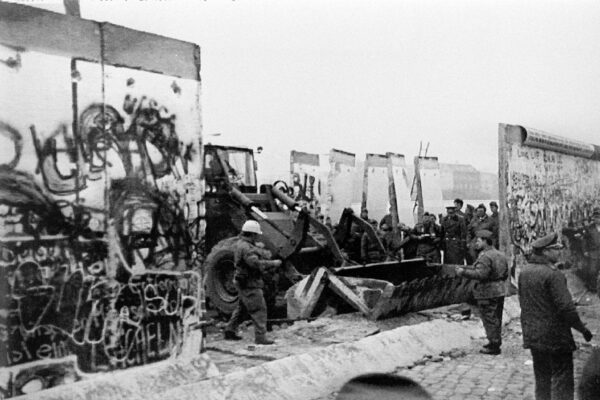 Socialismo, la palla al piede che affonda libertà e uguaglianza