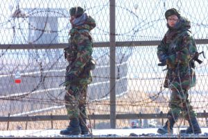 ©LAPRESSE
01-01-2003, IMJINGAK, COREA DEL SUD
ESTERO
DUE SOLDATI COREANI CONTROLLANO LA RETE MESSA A PROTEZIONE NEI PRESSI DELLA ZONA DEMILITARIZZATA CHE SEPARA LA COREA DEL SUD DA QUELLA DEL NORD. I SUD COREANI SPERANO IN UNA RISOLUZIONE PACIFICA DELLA CRISI TRA LA COREA DEL NORD E GLI STATI UNITI SCATENATA DALLA RIPRESA DELLA ATTIVITA’ NUCLEARE DA PARTE DELLA COREA DEL NORD.