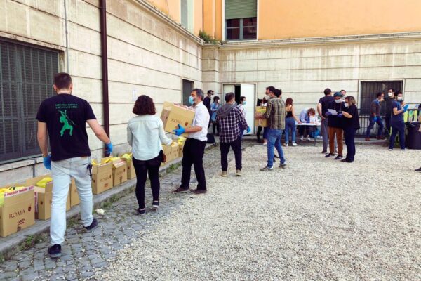 La spesa di Nonna Roma che fa del bene La spesa di Nonna Roma che fa del bene