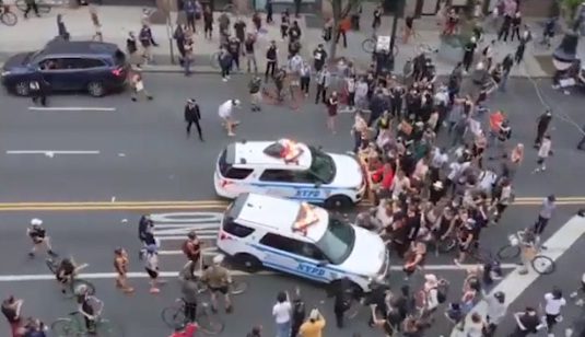 Omicidio Goerge Floyd, auto polizia sui manifestanti