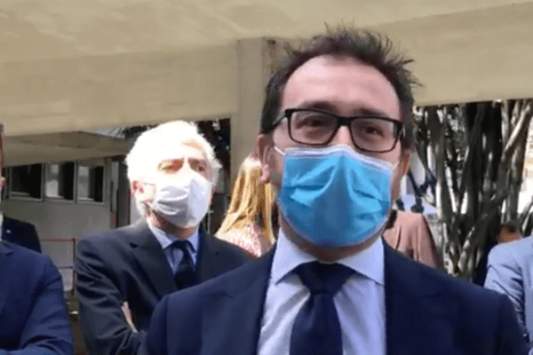 Passerella Bonafede a Rebibbia, il ministro parla di distanziamento sociale e i detenuti insorgono