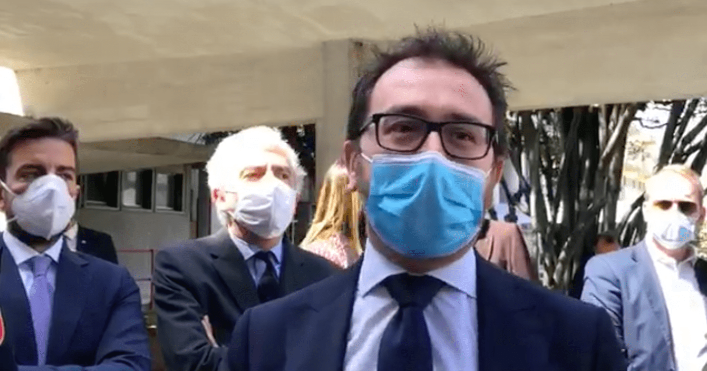 Passerella Bonafede a Rebibbia, il ministro parla di distanziamento sociale e i detenuti insorgono