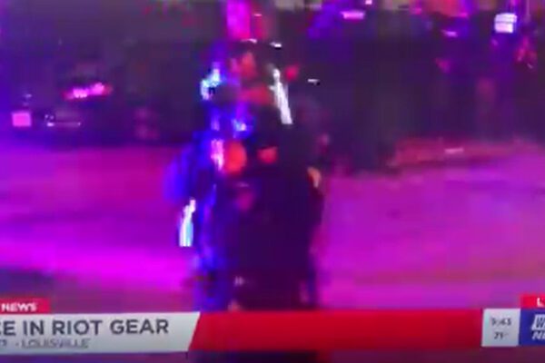 Polizia spara contro giornalista: proiettili al peperoncino durante la diretta