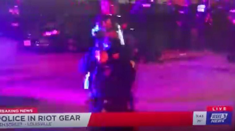 Polizia spara contro giornalista: proiettili al peperoncino durante la diretta