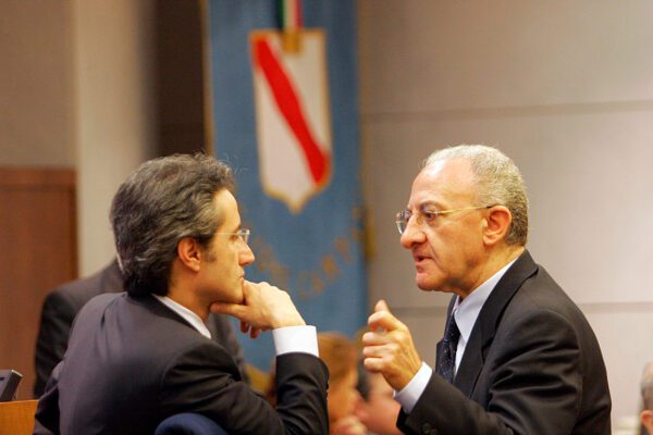 Regionali Campania, il sondaggio Winpoll: De Luca avanti di 30 punti, ma sulle liste dati sorprendenti