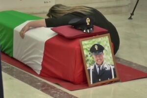 Funerali Lino Apicella, il questore alla vedova del poliziotto: “Dì ai tuoi figli che il papà è un eroe”