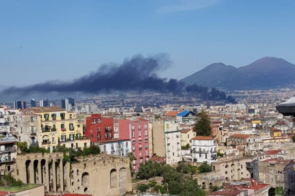Incendio nell’ex campo rom: colonna di fumo visibile da tutta la città