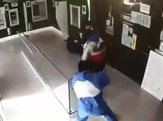 Assalto a portavalori, poliziotto e vigilantes feriti: il video