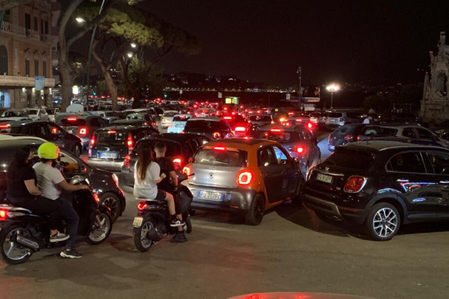 A Napoli ritorna la febbre del sabato sera: traffico in tilt e mascherine come ciondoli