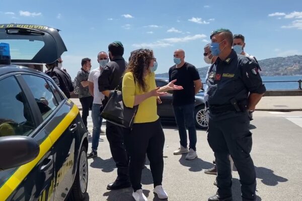 Poca distanza al ristorante, arriva la Finanza a sirene spiegate: caos sul lungomare di Napoli