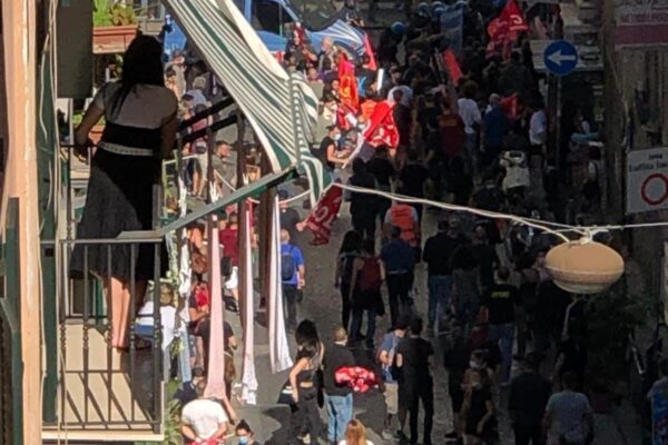 Napoli, scontri al corteo senza distanziamento: tre poliziotti feriti