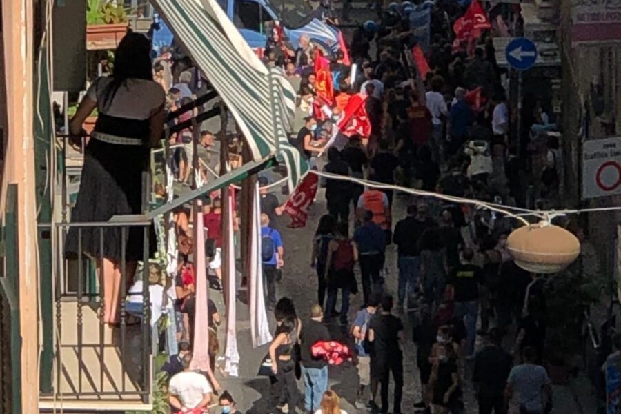 Napoli, scontri al corteo senza distanziamento: tre poliziotti feriti