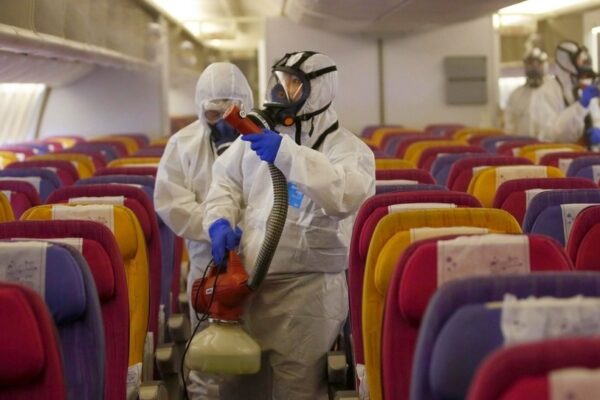 Coronavirus, non aspetta l’esito del tampone e prende un aereo: scatta la quarantena per 40 persone