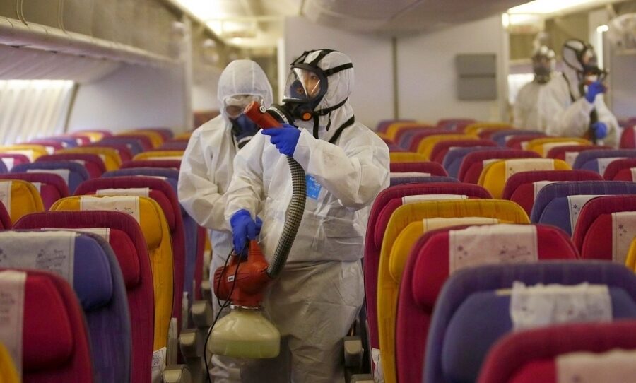 Coronavirus, non aspetta l’esito del tampone e prende un aereo: scatta la quarantena per 40 persone