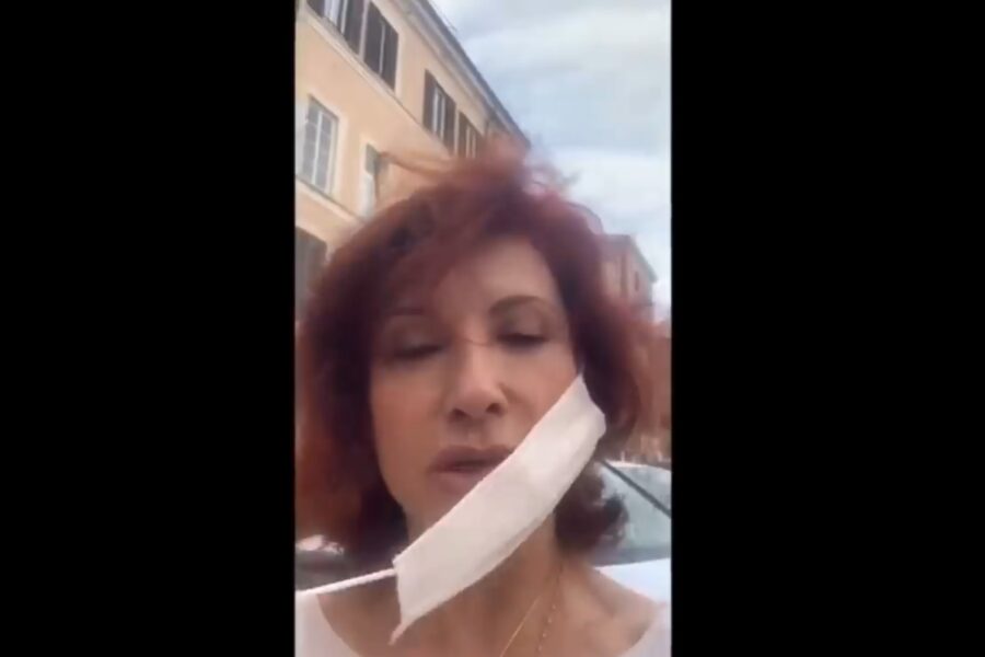 Alda d’Eusanio e la mascherina: Giovanna d’Arco o Marchesa del Grillo?