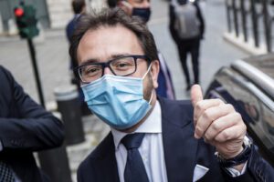 Bonafede è salvo ma ridimensionato: “Ora scelte condivise” Bonafede è salvo ma ridimensionato: “Ora scelte condivise”