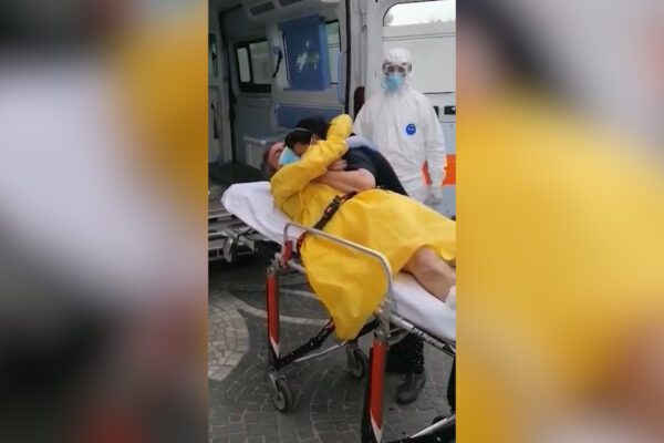 L’arrivo a casa di Sabato, dimesso dal Centro Covid torna tra lacrime e applausi di amici e parenti