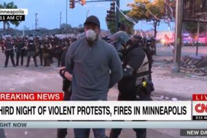 Rivolte a Minneapolis, troupe della Cnn arrestata in diretta dalla polizia