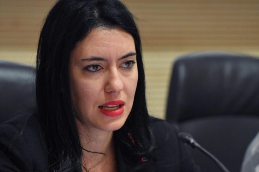 Docenti, studenti e genitori contro la scuola di Azzolina: proteste in 60 città