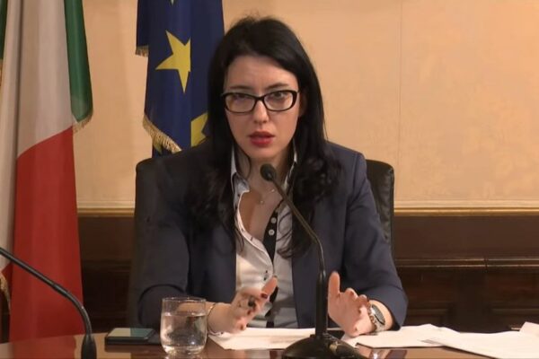 Dirigenti scolastici della Campania contro Azzolina: “Nostri studenti erano davanti Pc non nei centri commerciali”