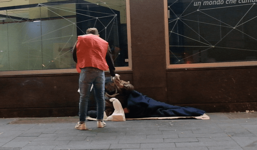 Viaggio con i volontari tra gli invisibili e i nuovi poveri del Coronavirus