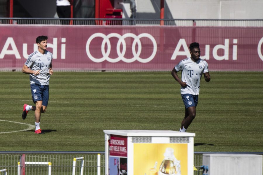 Merkel sblocca il calcio in Germania, via libera alla Bundesliga. Ma Spadafora frena: “Da noi impossibile una data”
