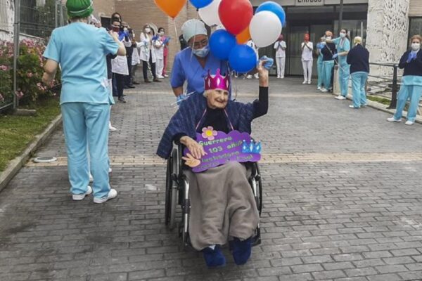 Supernonna di 103 anni sconfigge il Coronavirus: “Combattente fino alla fine”