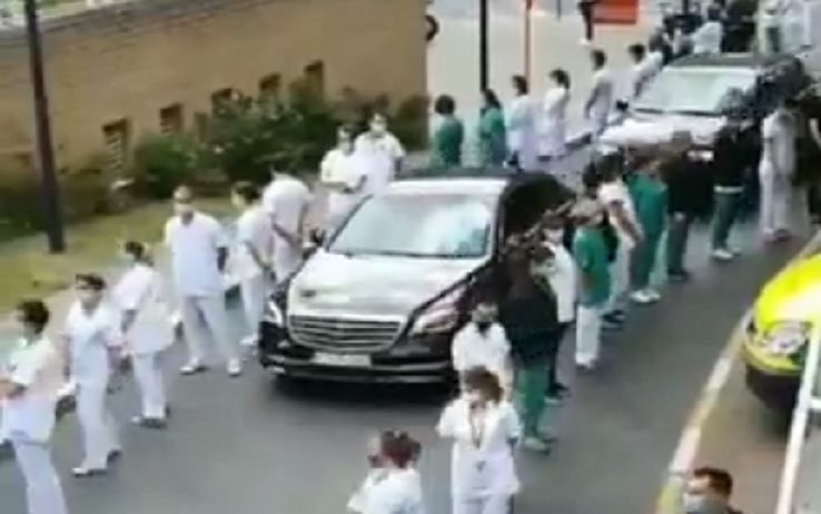 Premier in visita all’ospedale, la lezione di medici e infermieri: si voltano per protesta