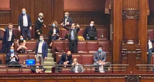 Caos in Aula, deputati di FdI e Lega si tolgono la mascherina: “Ti faccio un c*** così”