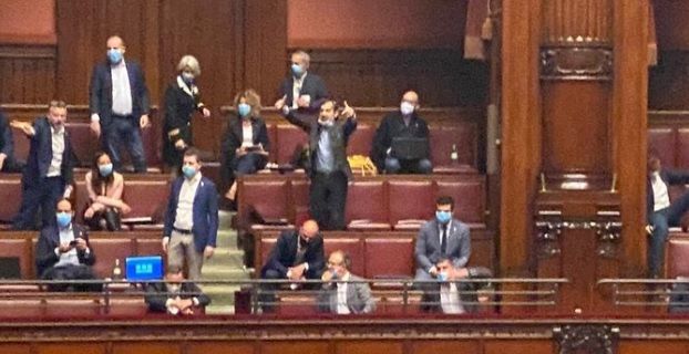 Caos in Aula, deputati di FdI e Lega si tolgono la mascherina: “Ti faccio un c*** così”