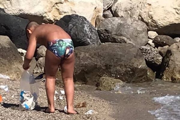 “Mamma dammi bustina e paletta”, l’esempio del bimbo di 7 anni che libera la spiaggia dai rifiuti