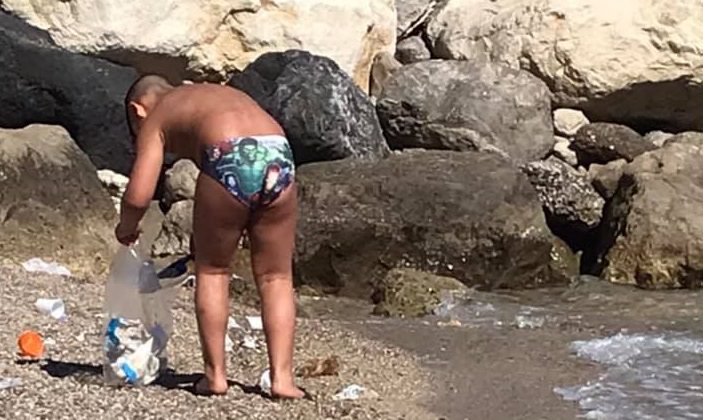 “Mamma dammi bustina e paletta”, l’esempio del bimbo di 7 anni che libera la spiaggia dai rifiuti