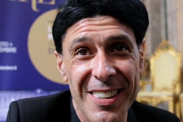 L’ultima intervista a Ezio Bosso: “Un sorriso al giorno, facciamo la rivoluzione con atti di gentilezza militante” L’ultima intervista a Ezio Bosso: “Un sorriso al giorno, facciamo la rivoluzione con atti di gentilezza militante”