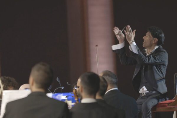 L’ultima intervista a Ezio Bosso: “Un sorriso al giorno, facciamo la rivoluzione con atti di gentilezza militante”