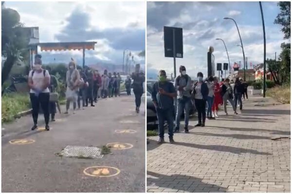 Napoli, la coda infinita e ordinata alla fermata dell’autobus