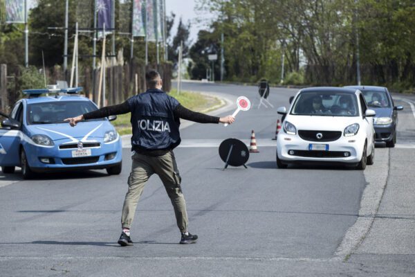 Spostamenti tra regioni dall’1 giugno, Boccia frena: “Solo tra quelle a basso rischio”. Ipotesi visite agli amici da lunedì