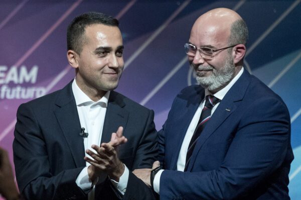 Migranti, ala leghista dei 5stelle contro sanatoria: si spacca il movimento