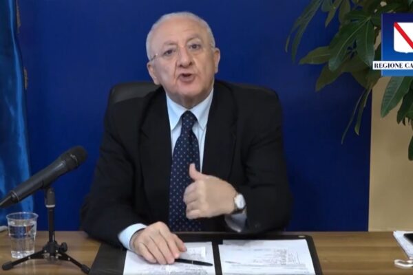 De Luca: “Terapie intensive vuote? Chiediamo scusa al virus. Dovevamo fargli compagnia?”