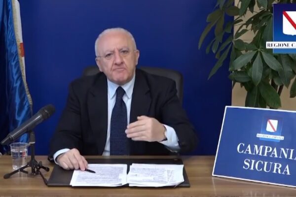 De Luca apre alla gogna: “Va fatta una lista quotidiana di chi non indossa la mascherina”