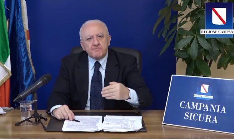 De Luca apre alla gogna: “Va fatta una lista quotidiana di chi non indossa la mascherina”