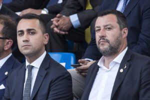 Cialtroni al governo, grillini scimmiottano i non argomenti di Salvini