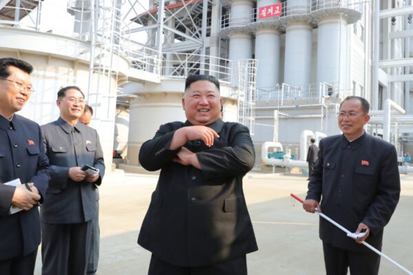 Kim Jong-Un è vivo e se la ride, apparizione pubblica dopo 20 giorni
