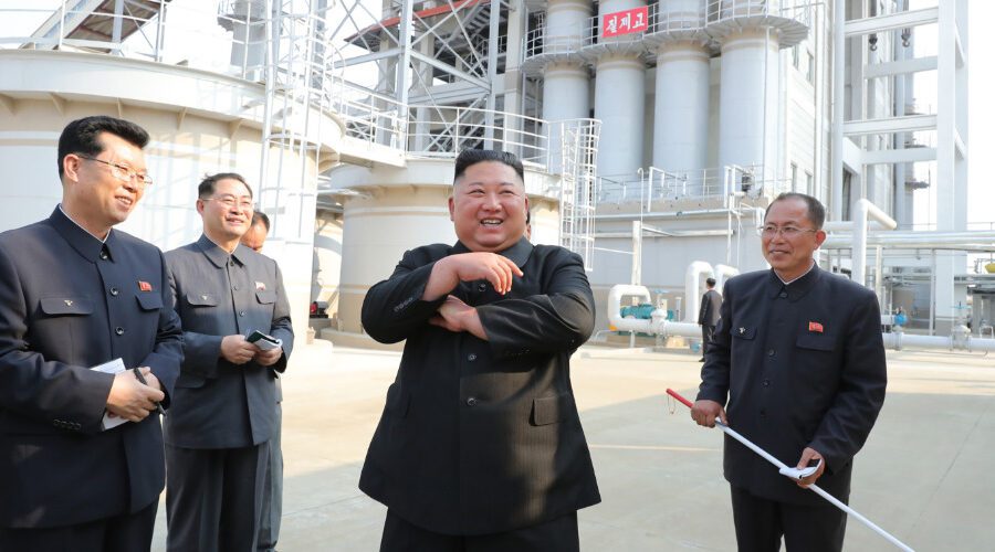 Kim Jong-Un è vivo e se la ride, apparizione pubblica dopo 20 giorni